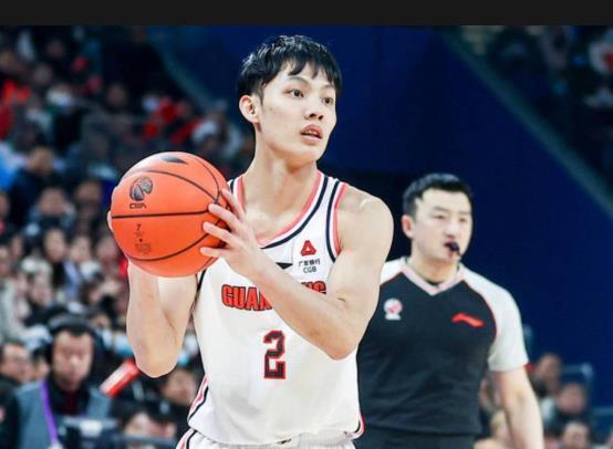 开云官网-徐杰习惯性崴脚或退出国家队；上海外援发文称广东防守强度大