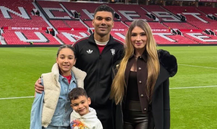 开云入口-泪目名场面！卡塞米罗妻子被球迷挽留哭红眼，温情告别曼联|皇家马德里|梅努|离队|赛季|合同_新浪体育_新浪新闻